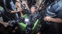 Anggota KRI Bima Suci dimasukan ke dalam bak air saat mengikuti prosesi Mandi Khatulistiwa di geladak KRI Bima Suci di perairan Indonesia, Jumat (24/9/2021).   