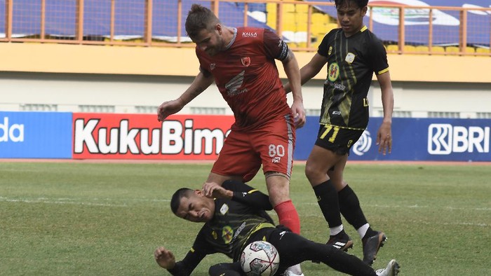 Pesepakbola PS Barito Putera Baimatov (kiri) menghentikan pergerakan pesepakbola PSM Makassar Pluim (tengah) pada lanjutan Liga 1 di Stadion Wibawa Mukti, Kabupaten Bekasi, Jawa Barat, Senin (27/9/2021). Pertandingan babak pertama berakhir 0-0. ANTARA FOTO/ Fakhri Hermansyah/aww.