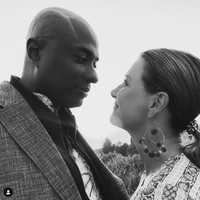 Sebelumnya pada Mei 2019, Putri Martha Louise dari Norwegia mengungkapkan sosok kekasih barunya setelah bercerai dari Ari Behn. Pria tersebut adalah seorang shaman atau dukun asal Amerika Serikat bernama Durek Verret. Foto: Dok. Instagram @princessmarthalouise, @shamandurek