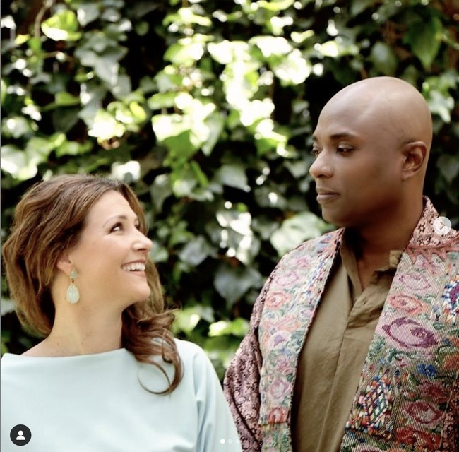 Hubungan cinta keduanya sempat menjadi kontroversi karena sang putri membuat tur bersama Durek. Tur berbayar dengan tiket seharga NOK 595 atau Rp 1 juta itu bertajuk ‘bagaimana menghubungi kekuatan batin Anda.’ Tur tersebut menjanjikan kepada pengikutnya sebuah perjalanan menuju misteri kehidupan. Foto: Dok. Instagram @princessmarthalouise, @shamandurek