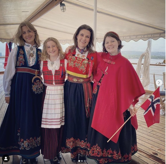 Dari pernikahannya dengan Ari Behn, Putri Martha Louise memiliki tiga anak perempuan Maud Angelica, Leah Isadora, dan Emma Tallulah. Hal menyedihkan menimpa mantan suami sang putri, Ari Behn bunuh diri tepat di Hari Natal 2019. Foto: Dok. Instagram @princessmarthalouise, @shamandurek