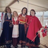 Dari pernikahannya dengan Ari Behn, Putri Martha Louise memiliki tiga anak perempuan Maud Angelica, Leah Isadora, dan Emma Tallulah. Hal menyedihkan menimpa mantan suami sang putri, Ari Behn bunuh diri tepat di Hari Natal 2019. Foto: Dok. Instagram @princessmarthalouise, @shamandurek