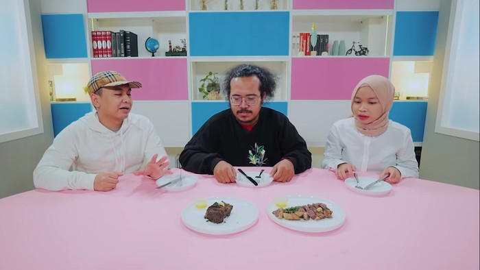 Raditya Dika makan daging 200 hari Raditya Dika Review Steak Daging yang Diproses Aging 200 Hari, Ini Komentarnya