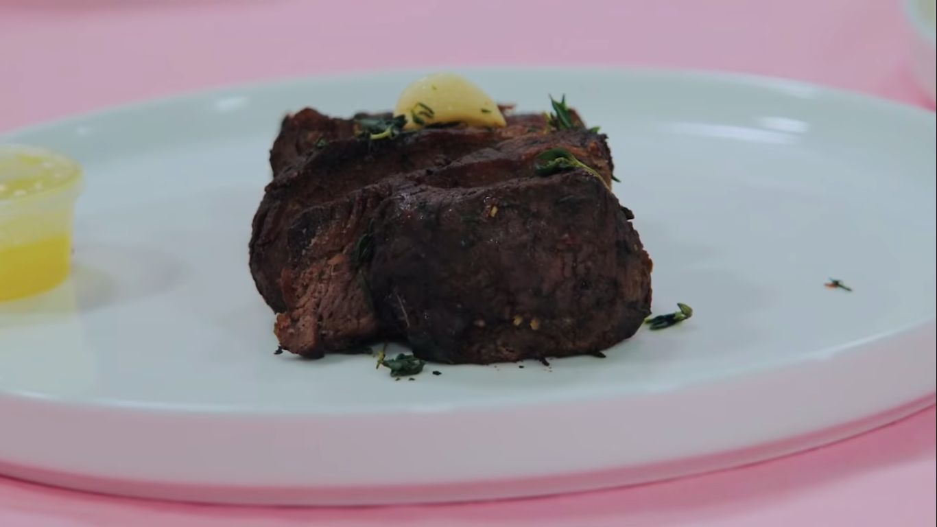 Raditya Dika Review Steak Daging yang Diproses 'Aging' 200 Hari, Ini Komentarnya