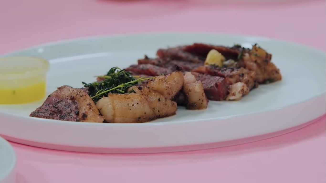 Raditya Dika Review Steak Daging yang Diproses 'Aging' 200 Hari, Ini Komentarnya