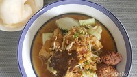 Lontong balap diracik dengan bahan sederhana, tauge, tahu dan lontong. Memakai lento, perkedel kacang tolo yang gurih enak. Jika mau meracik sendiri kamu bisa melihat resep ini. Foto: detikfood/odilia