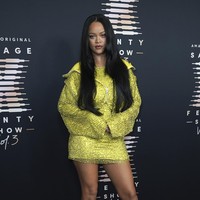 Saat kecil Rihanna harus ikut sang ayah berjualan topi, ikat pinggang dan syal di pinggir jalan demi memenuhi kebutuhan hidup. Sebab kondisi ekonominya kala itu tidak stabil dan ayahnya mengidap kecanduan yang sangat parah. Foto: Jordan Strauss/Invision/AP/Jordan Strauss