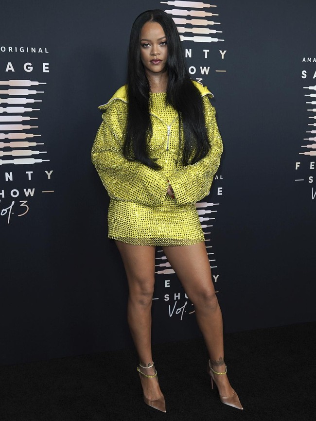 Saat kecil Rihanna harus ikut sang ayah berjualan topi, ikat pinggang dan syal di pinggir jalan demi memenuhi kebutuhan hidup. Sebab kondisi ekonominya kala itu tidak stabil dan ayahnya mengidap kecanduan yang sangat parah. Foto: Jordan Strauss/Invision/AP/Jordan Strauss