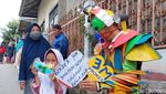 Robot Warna-warni di Lembang Bagi-bagi Alat Tulis dan Masker