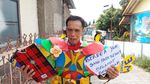 Robot Warna-warni di Lembang Bagi-bagi Alat Tulis dan Masker