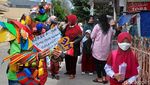 Robot Warna-warni di Lembang Bagi-bagi Alat Tulis dan Masker