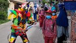 Robot Warna-warni di Lembang Bagi-bagi Alat Tulis dan Masker