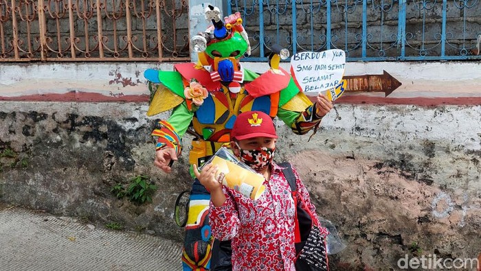 Aksi seorang pria mengenakan kostum robot menyita perhatian siswa SD di Desa Jayagiri, Lembang, Kabupaten Bandung Barat.