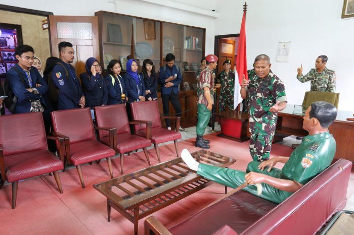 Rombongan mahasiswa mengunjungi ruang diorama patung Soeharto, Sarwo Edhie Wibowo dan AH Nasution di Museum Dharma Bakti, Makostrad, Jakpus. Tampak seorang prajurit TNI memandu rombongan.
