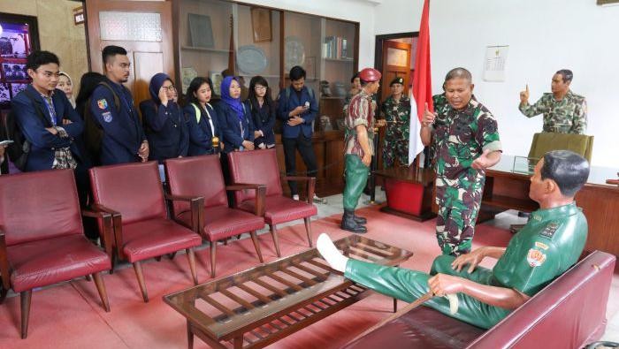 Rombongan mahasiswa mengunjungi ruang diorama patung Soeharto, Sarwo Edhie Wibowo dan AH Nasution di Museum Dharma Bakti, Makostrad, Jakpus. Tampak seorang prajurit TNI memandu rombongan.