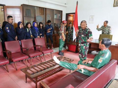 Rombongan mahasiswa mengunjungi ruang diorama patung Soeharto, Sarwo Edhie Wibowo dan AH Nasution di Museum Dharma Bakti, Makostrad, Jakpus. Tampak seorang prajurit TNI memandu rombongan.