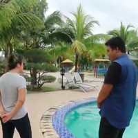 Selain kolam renang, terdapat pula lapangan basket yang juga berfungsi sebagai arena bermain anak-anak. (Foto: YouTube/Catatan si Andre)