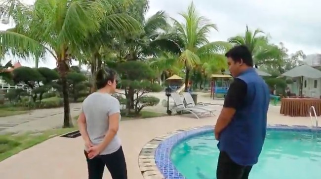 Selain kolam renang, terdapat pula lapangan basket yang juga berfungsi sebagai arena bermain anak-anak. (Foto: YouTube/Catatan si Andre)