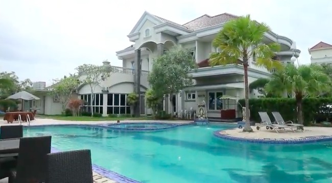 Sebuah hunian mewah di dekat Kota Sungailiat, Bangka Belitung, menjadi rumah kedua bagi Desi Trisnawati. Meski pekerjaannya terfokus di Jakarta, juara Masterchef Indonesia Season 2 itu masih sering mengunjungi rumah yang berada di tanah kelahirannya itu. (Foto: YouTube/Catatan si Andre)