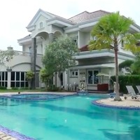 Sebuah hunian mewah di dekat Kota Sungailiat, Bangka Belitung, menjadi rumah kedua bagi Desi Trisnawati. Meski pekerjaannya terfokus di Jakarta, juara Masterchef Indonesia Season 2 itu masih sering mengunjungi rumah yang berada di tanah kelahirannya itu. (Foto: YouTube/Catatan si Andre)