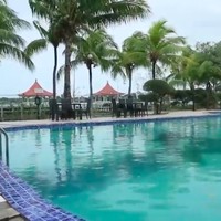 Adapun kolam renang langsung berhadapan dengan sebuah danau. Deretan pohon kelapa yang tumbuh di pinggir kolam semakin memperindah suasana. (Foto: YouTube/Catatan si Andre)