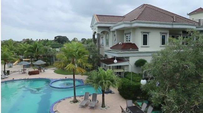 Sebagaimana sebuah hotel, rumah tersebut dilengkapi berbagai fasilitas. Salah satunya kolam renang yang terdiri dari kolam anak dan dewasa. (Foto: YouTube/Catatan si Andre)