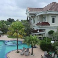 Sebagaimana sebuah hotel, rumah tersebut dilengkapi berbagai fasilitas. Salah satunya kolam renang yang terdiri dari kolam anak dan dewasa. (Foto: YouTube/Catatan si Andre)