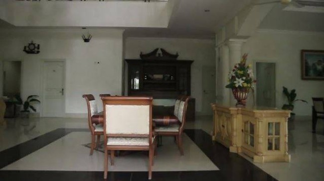 Di sini, tempat Desi biasa berkumpul bersama keluarga atau kerabatnya untuk menikmati makanan. (Foto: YouTube/Catatan si Andre)