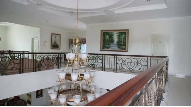 Kalau ini bagian dalam rumah Desi Trisnawati. Tampak interior klasik mendominasi. (Foto: YouTube/Catatan si Andre)