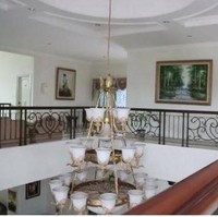 Kalau ini bagian dalam rumah Desi Trisnawati. Tampak interior klasik mendominasi. (Foto: YouTube/Catatan si Andre)