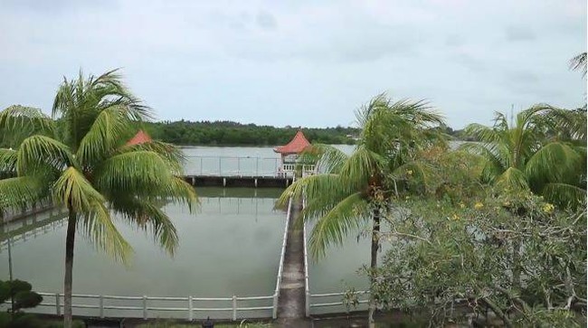 Kolam ikan yang menjadi area rekreasi bagi tamu hotel. Di sini, tamu bisa memancing ikan sepuasnya. (Foto: YouTube/Catatan si Andre)