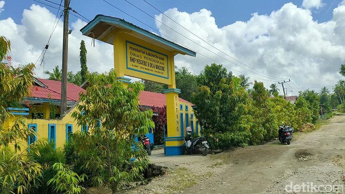 SMP tempat guru di Bone, Sulsel, Usman ceramah berjam-jam hingga siswa nyaris pingsan. (Zulkifli Natsir/detikcom)