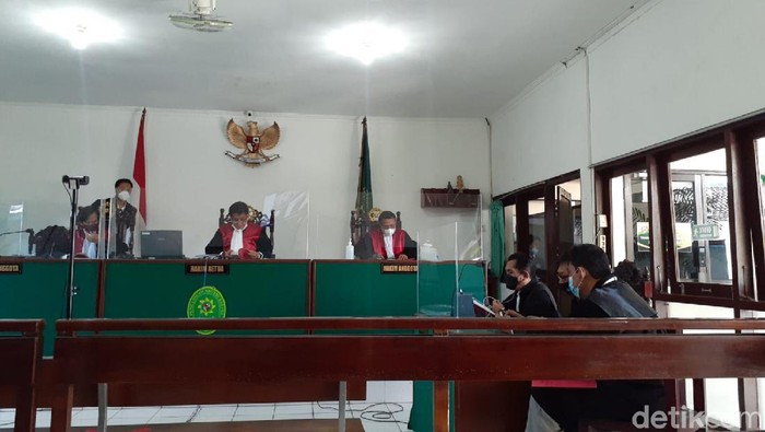 Suasana sidang takjil sianida di PN Bantul, Senin (27/9/2021). Pengacara terdakwa Nani Aprilliani menyatakan menolak dakwaan pembunuhan berencana dalam agenda pembacaan eksepsi ini.