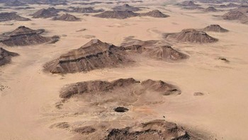 Gua Barhout terletak di tengah gurun dekat Provinsi Al Mahra, Yaman bagian timur. Mulut gua yang juga dijuluki Sumur Neraka ini memiliki lebar 30 meter dan memiliki kedalaman sekitar 112 meter. Foto: The Gulf News