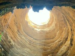 Potret Dasar Sumur Neraka yang Disebut Penjara Jin, Apa Isinya?