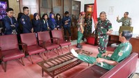 Gatot Nurmantyo mengaku rasa kebangsaannya terusik gara-gara patung Presiden RI ke-2 Soeharto di Markas Kostrad dibongkar. Patung Soeharto itu dibongkar atas permintaan mantan Pangkostrad Letjen (Purn) AY Nasution karena merasa takut neraka. Gatot pun menambahkan TNI kini telah disusupi paham komunis. (Foto: dok. Kostrad)