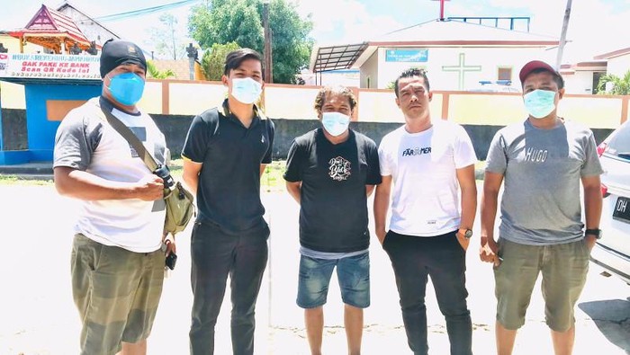 Tersangka Anton (tengah) saat dijemput anggota Polres Kupang Kota (ANTARA/ho-Polres Kupang Kota)