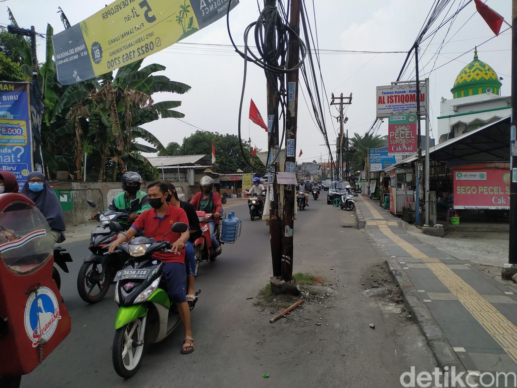 Tiang-tiang di badan jalan di Jl WR Supratman, Tangsel, 27 September 2021. (Athika Rahma/detikcom)