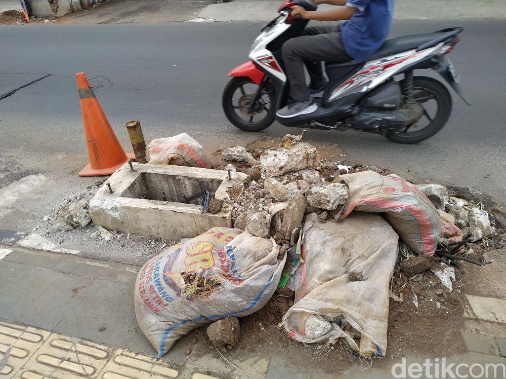 Tiang-tiang di badan jalan di Jl WR Supratman, Tangsel, 27 September 2021. (Athika Rahma/detikcom)