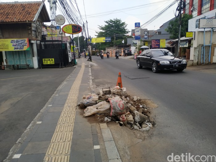 Tiang-tiang di badan jalan di Jl WR Supratman, Tangsel, 27 September 2021. (Athika Rahma/detikcom)