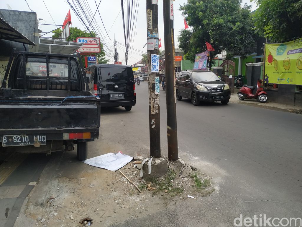 Tiang-tiang di badan jalan di Jl WR Supratman, Tangsel, 27 September 2021. (Athika Rahma/detikcom)