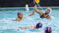 Atlet polo air putri DKI Jakarta Ariel Dyah Cininta melempar bola saat bertanding melawan tim polo air putri Jawa Barat pada pertandingan Polo Air Putri PON Papua di Stadion Akuatik, Kampung Harapan, Kabupaten Jayapura, Papua, Senin (27/9/2021).   