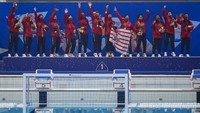 Tim polo air putri DKI Jakarta merayakan kemenangan saat penyematan medali pada pertandingan Polo Air Putri PON Papua di Stadion Akuatik, Kampung Harapan, Kabupaten Jayapura, Papua, Senin (27/9/2021).   