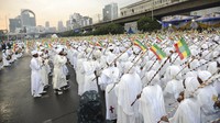 Para peserta Festival Maskel hadir dengan mengenakan pakaian serba putih. 