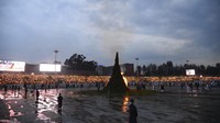 Api unggun dinyalakan di tengah-tengah umat Kristen yang berdiri dengan posisi melingkar di Maskel Square, Addis Ababa. 