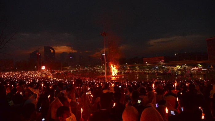 Umat Kristin Gelar Festival Meskel di Ethiopia Festival Meskel untuk memperingati penemuan Salib Sejati digelar di Ethiopia. Acara itu dihadiri ribuan umat Kristen Ortodoks.