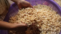 Ia menjelaskan produksi tempe memakan waktu yang cukup panjang. Butuh sekitar 3 hari sampai tempe siap dipasarkan.  