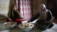 Dalam proses ini, biji kedelai yang mengapung di air akan dibuang karena kualitasnya tidak bagus. Subur mengatakan kedelai harus benar-benar bersih sebelum diolah agar tempe bisa tahan lama.  