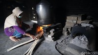 Subur biasanya menjual tempe-tempenya ke pedagang di pasar dekat rumah. Pasar hanya buka di hari Senin, Kamis, dan Sabtu.