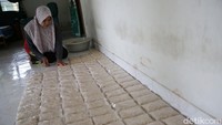Ia menguraikan dari 2 kwintal muatan berisi 1.000 potong tempe. Subur menjualnya seharga Rp 1.500 per potong ke pedagang. Dalam sepekan, rata-rata Subur memperoleh omzet sekitar Rp 4,5 juta dari 3 kali pengiriman tempe ke pasar. Dalam sebulan, setidaknya ia memperoleh pendapatan kotor kisaran Rp 18 juta.